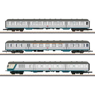 Trois voitures de train sont présentées : deux voitures de passagers et une voiture de contrôle avec un avant profilé, toutes arborant un schéma de couleurs argent et bleu-vert.