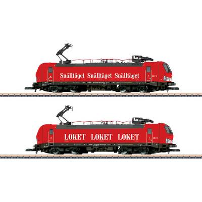 Modèle de locomotive rouge 'Snälltåget' sur la voie du haut et modèle de locomotive rouge 'Loket' sur la voie du bas, tous deux exposés sur une voie ferrée.