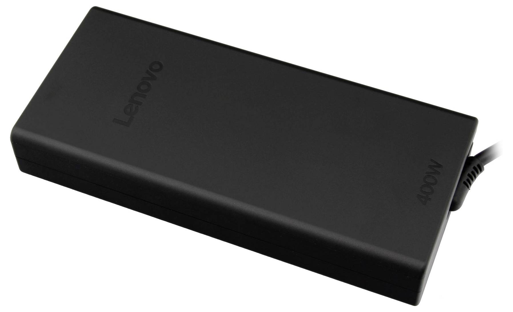 Un adaptateur secteur Lenovo noir avec un câble connecté, utilisé pour charger des appareils électroniques.