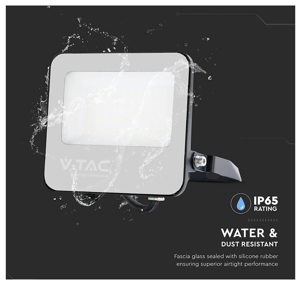 Un projecteur LED avec des éclaboussures d'eau autour de lui, indiquant sa classification IP65 pour la résistance à l'eau et à la poussière. Le texte indique « Résistant à l'eau et à la poussière ».