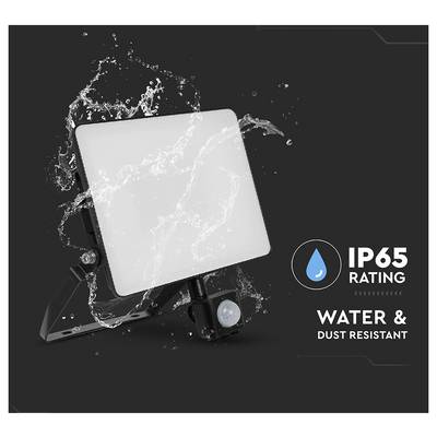Projecteur avec support réglable, éclaboussé d'eau, étiqueté "Indice de protection IP65" et "Résistant à l'eau et à la poussière" sur un fond sombre.