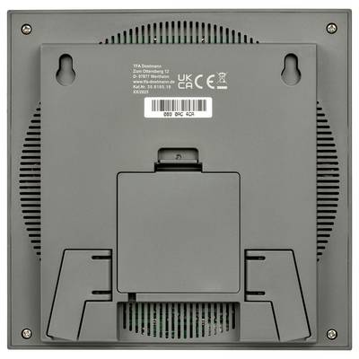 L'image montre l'arrière d'un appareil numérique dont le compartiment de batterie est ouvert et porte un numéro de série. Elle comprend des marques de certification britannique (UK) et européenne (CE).
