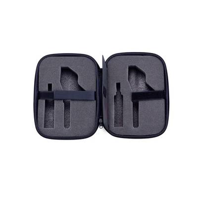 Étui noir ouvert avec des insertions en mousse personnalisées pour maintenir fermement des objets spécifiques, présenté sur un fond blanc.