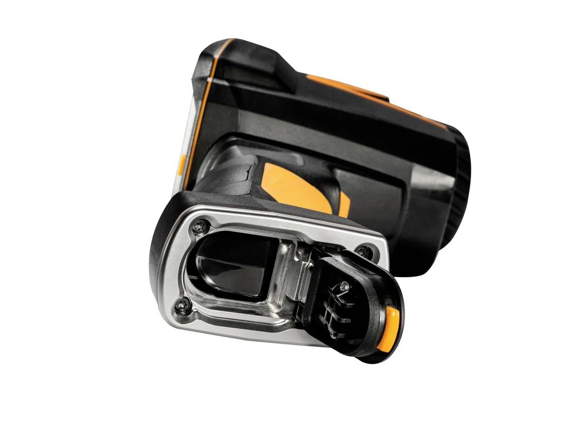 Un gros plan d'un outil électrique robuste, noir et orange, doté d'un embout métallique, probablement une lampe torche, conçu pour sa durabilité et une utilisation intensive.