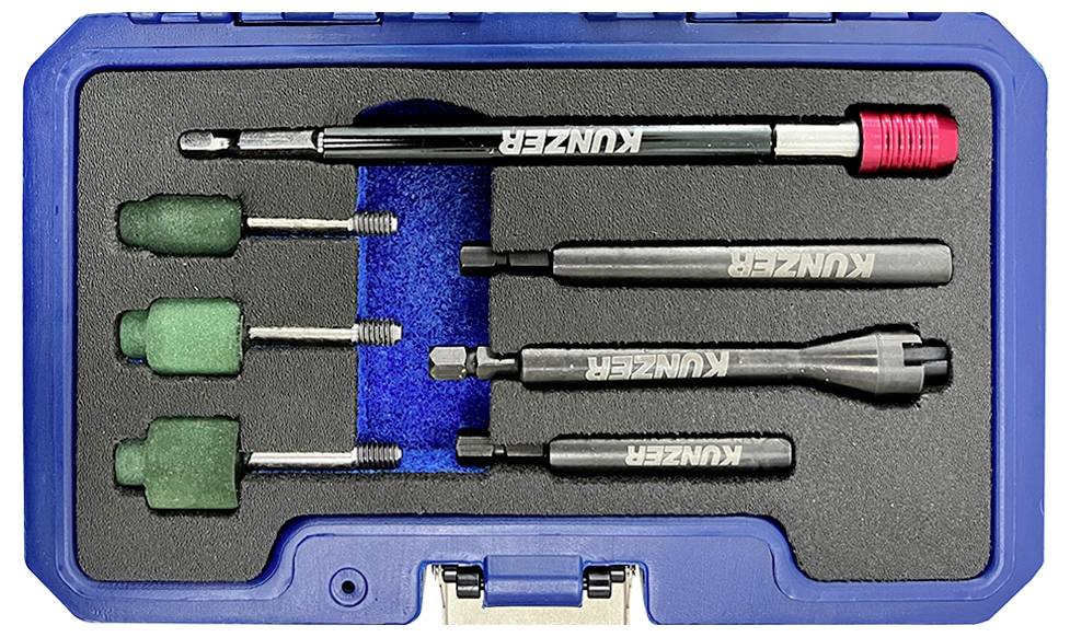 Un étui à outils bleu contenant un ensemble de six pièces métalliques, comprenant des assemblages avec des composants verts et une longue tige d'argent, portant l'étiquette « KUNZER ».