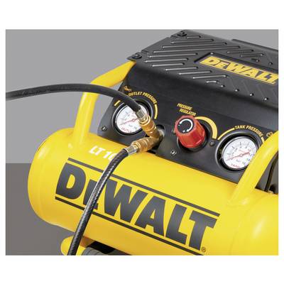 Un compresseur d'air DeWalt jaune avec des manomètres de pression, un régulateur de pression de sortie et des tuyaux connectés.