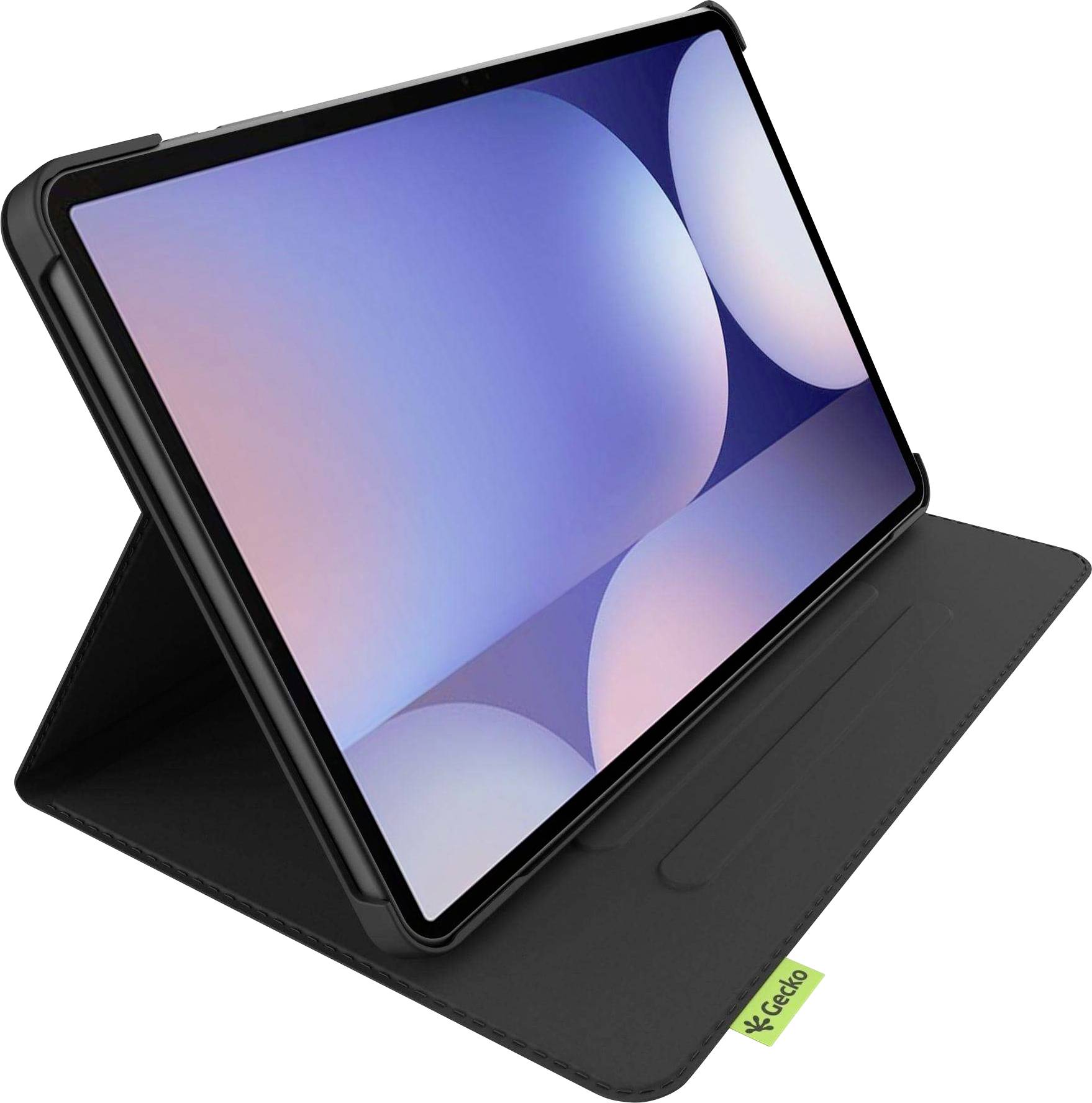 Une tablette avec un fond d'écran abstrait coloré est dans un étui de protection noir, ouverte et calée dans une position de support, suggérant qu'elle est prête à être utilisée.