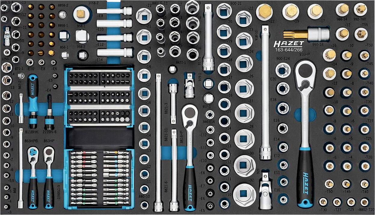 Une trousse à outils soigneusement organisée présentant diverses clés, douilles et embouts de tournevis rangés par taille et type sur un panneau de mousse noir.