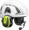 Un casque de sécurité blanc avec des protège-oreilles néon jaune et noir et un microphone, conçu pour la protection auditive et la communication sur les chantiers.