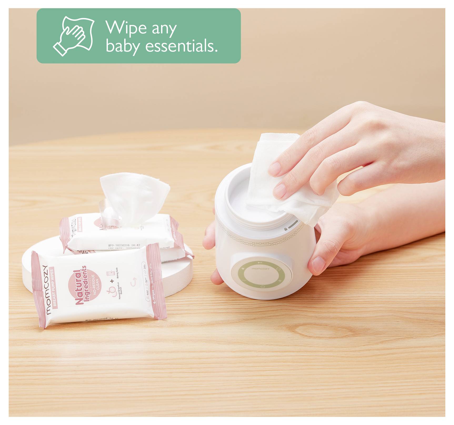 Une main retire une lingette d'un contenant étiqueté pour produits essentiels pour bébé, avec des paquets scellés à proximité. Le texte indique « Nettoyer tous les produits essentiels pour bébé ».