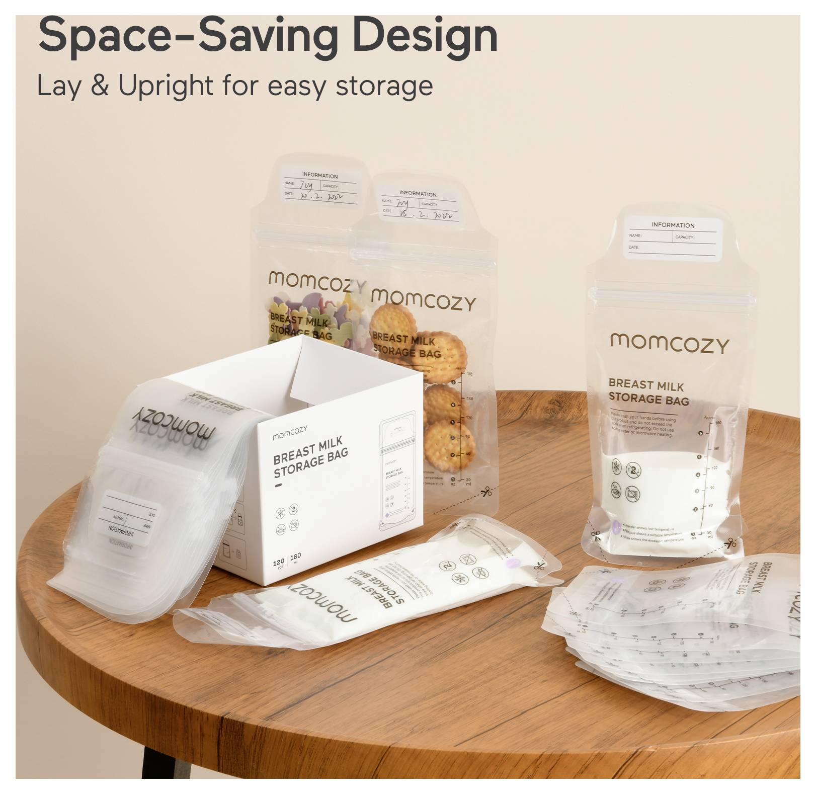 Sacs de conservation 'Design Économe en Espace' pour lait maternel disposés sur une table en bois, démontrant leurs capacités de stockage à plat et verticales.