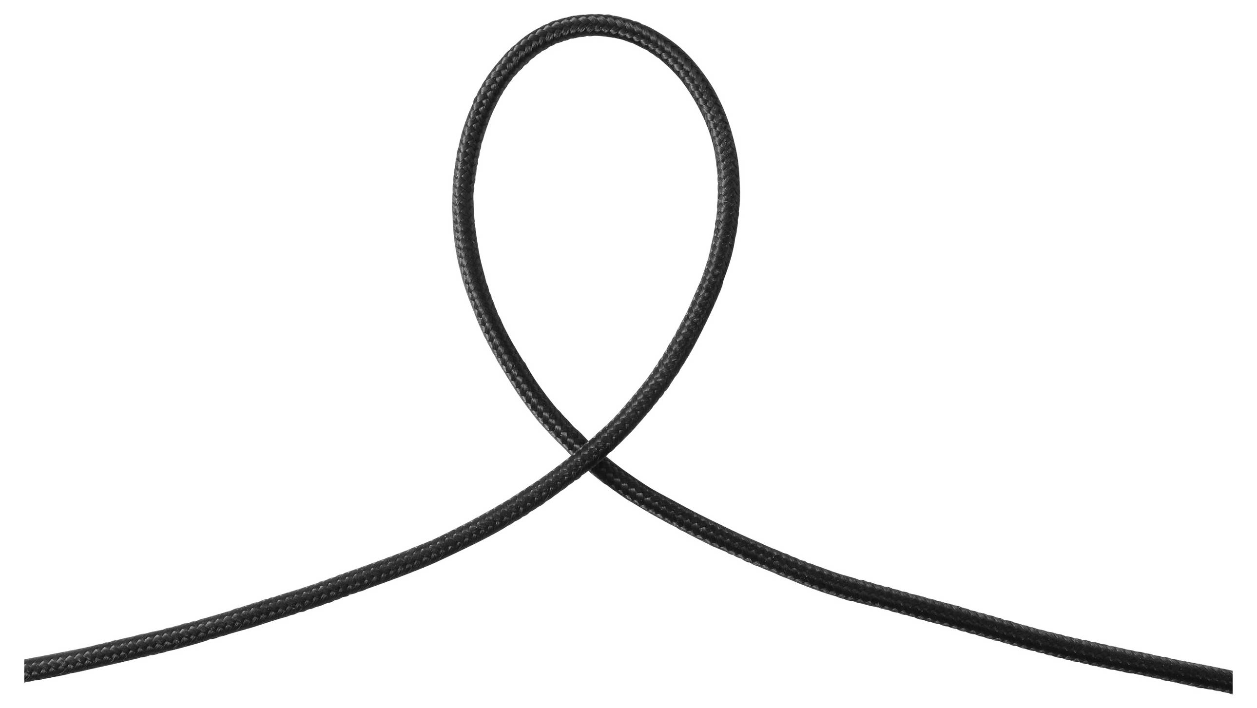 Un lacet noir est noué d'un simple nœud sur un fond blanc.