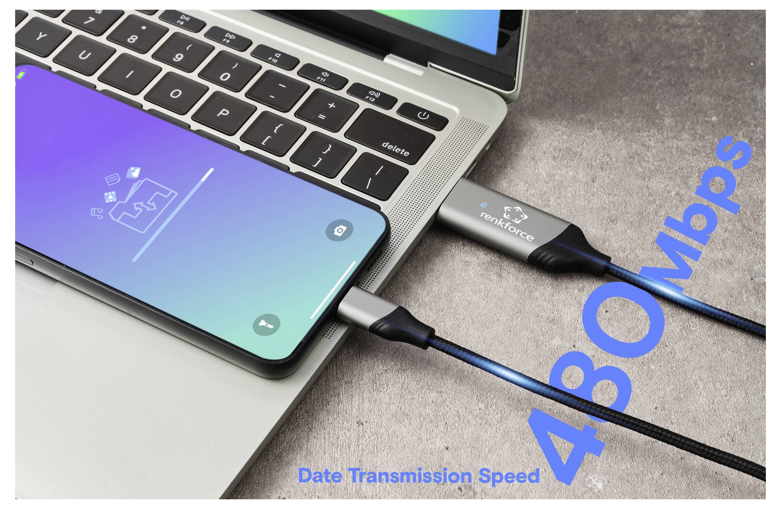 Un smartphone connecté à un ordinateur portable via un câble, affichant « Vitesse de transmission de données de 480 Mbps » en texte bleu.