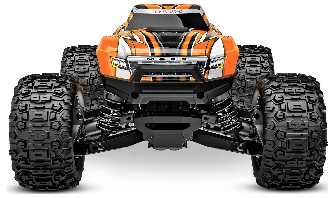 Une voiture télécommandée orange vif avec de grandes roues tout-terrain, conçue pour des terrains accidentés, vue de face.