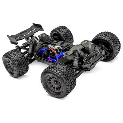 « Une voiture télécommandée tout-terrain avec un châssis robuste, des pneus texturés de grande taille, un système de suspension visible et des composants intérieurs détaillés. »