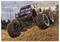 Un monster truck télécommandé s'envole dans les airs sur une piste de terre battue, projetant des débris, avec des arbres flous en arrière-plan.