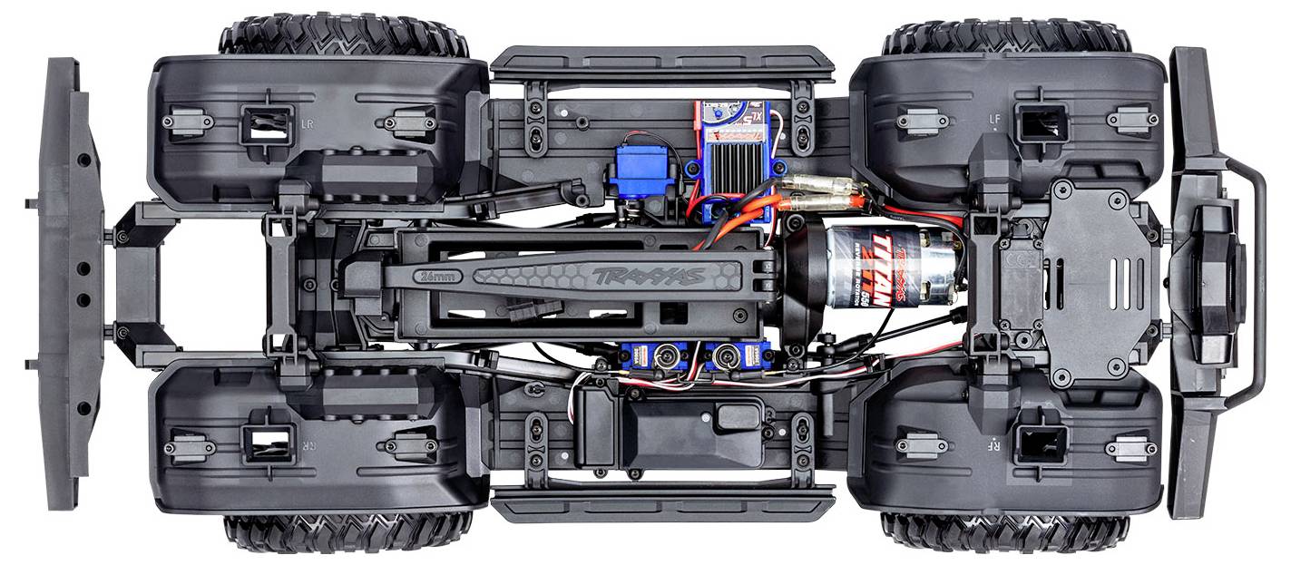 L'image montre le dessous d'une voiture télécommandée, mettant en évidence son moteur, son câblage et ses composants de châssis.