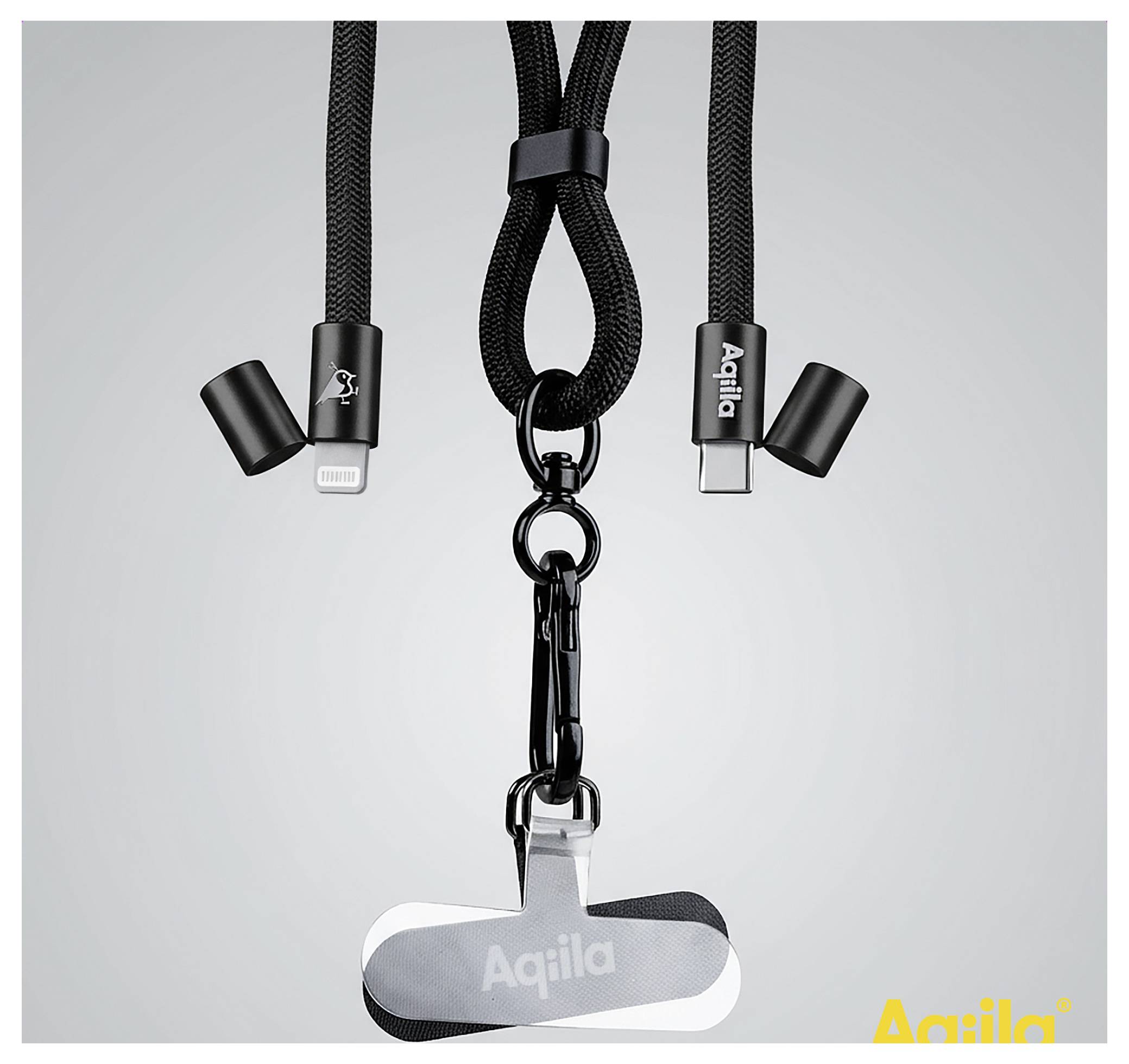 Un câble de charge avec trois connecteurs est attaché à un cordon noir. Le logo 'Aqiila' est visible sur le connecteur et le cordon.