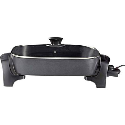 Une poêle électrique noire avec un couvercle en verre, des poignées noires et un bouton de contrôle de température situé sur le côté droit, conçue pour une cuisine polyvalente.