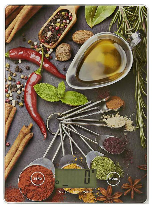 «Une balance numérique de cuisine affichant zéro, entourée de divers herbes et épices, comprenant des piments chili, des bâtons de cannelle et du romarin.»