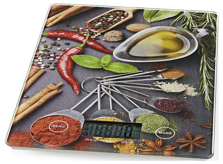 Une balance de cuisine numérique avec un design épicé coloré comprenant des poivrons, du romarin, des épices et de l'huile. L'affichage indique zéro poids.