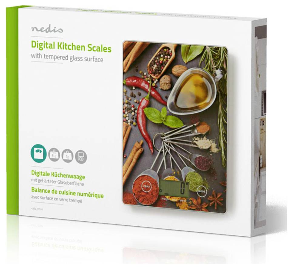 'Balance de cuisine numérique Nedis avec surface en verre trempé' présente sur son emballage des balances, des épices et des ingrédients, mettant en valeur son utilisation en cuisine.