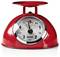 Une balance de cuisine analogique rouge affichant un poids proche de 2,5 kilogrammes.