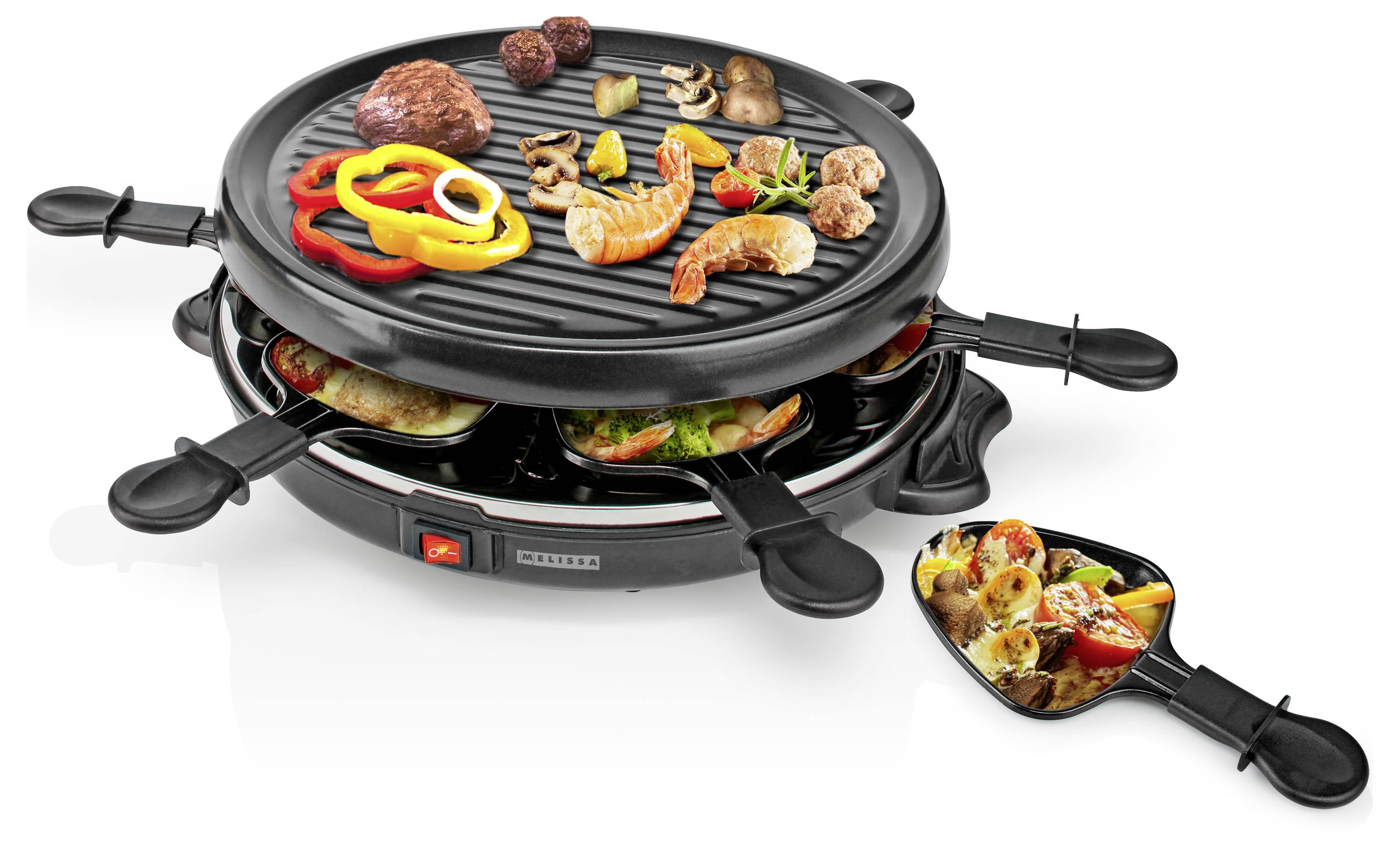 Grill de table électrique avec différentes viandes et légumes sur la surface supérieure, et des poêlons individuels garnis de plats cuisinés en dessous.