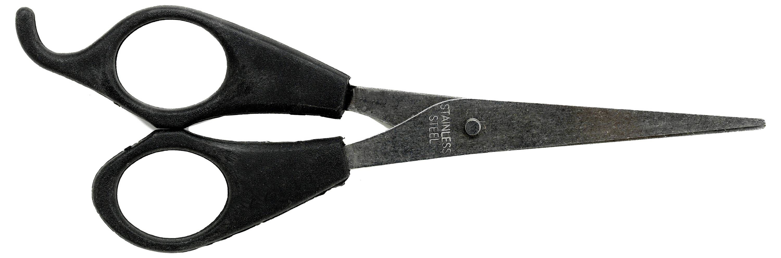 Une paire de ciseaux en acier petits, avec des manches en plastique noir, adaptés aux tâches de coupe précises ou aux travaux manuels.