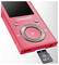Un lecteur MP3 rouge Intenso avec un écran et des boutons de contrôle, montrant une carte microSD de 64 Go partiellement insérée.