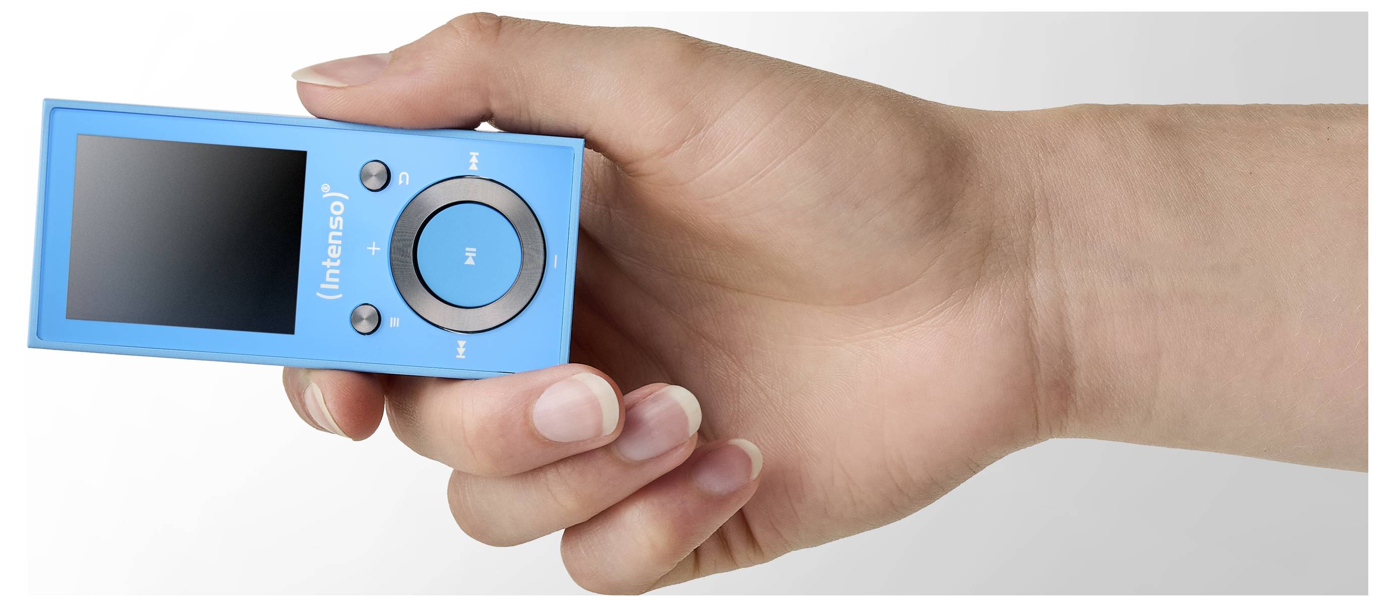 Une main tenant un lecteur multimédia portable bleu doté d'un petit écran et de boutons de contrôle. L'orientation de l'appareil met en évidence sa taille compacte.