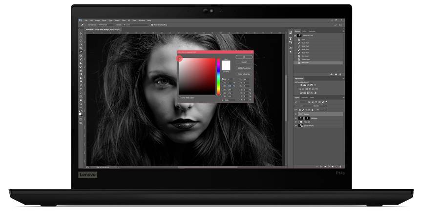 Un écran d'ordinateur portable affichant un logiciel de retouche photo avec une image en noir et blanc d'une femme. Un outil d'ajustement des couleurs est ouvert dans le logiciel.