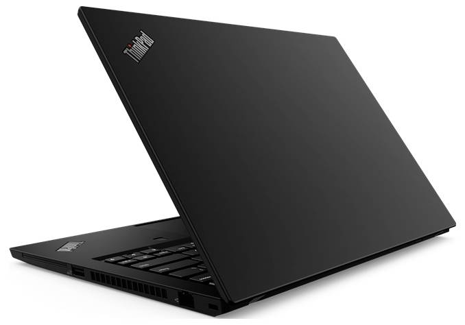 Un ordinateur portable noir partiellement ouvert, montrant les ports latéraux et le clavier, avec un point rouge sur le trackpoint.