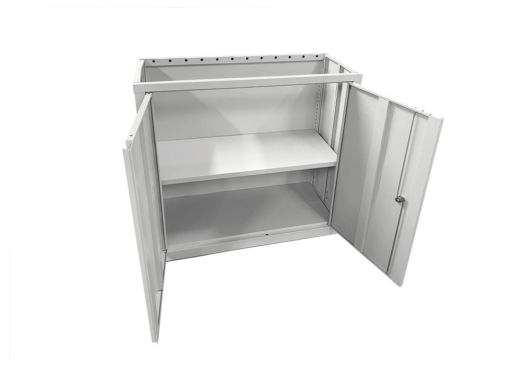 Une armoire blanche en métal avec des portes ouvertes, révélant deux étagères de rangement. L'armoire est vide et positionnée contre un fond uni.