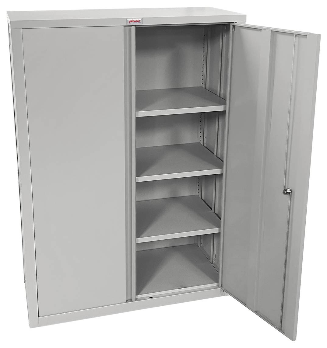 Une armoire métallique grise haute et ouverte avec quatre étagères uniformément espacées, et une porte à charnières ouverte, révélant l'intérieur de l'armoire.