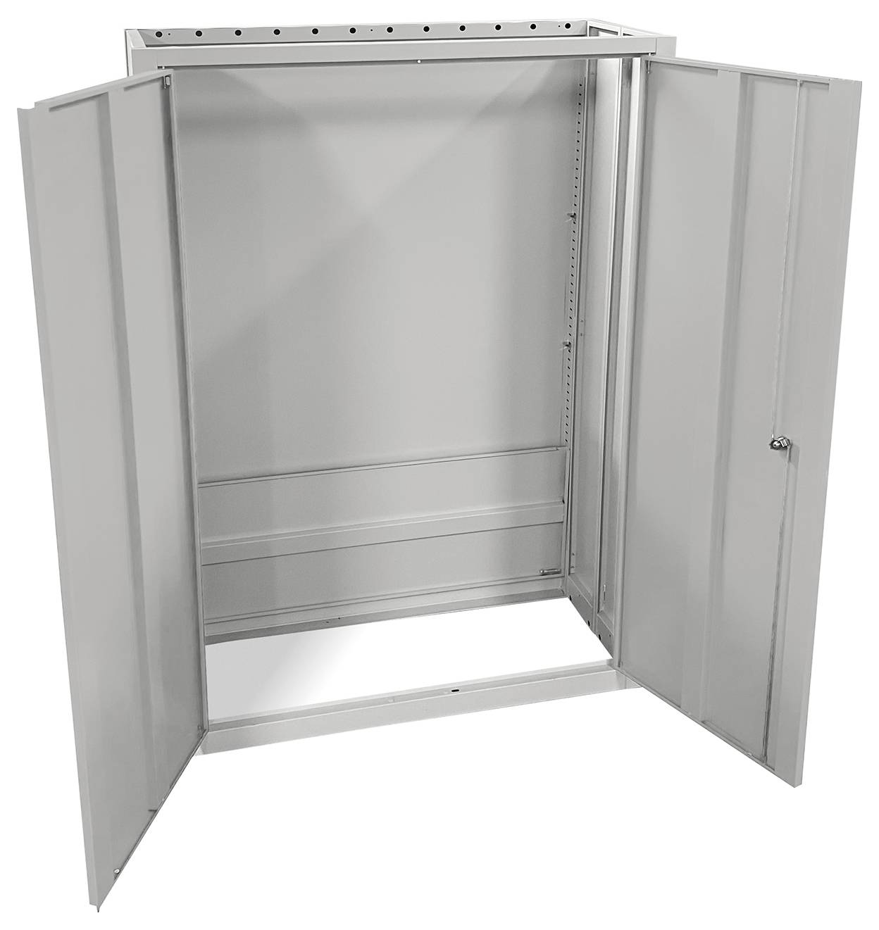 Une armoire métallique ouverte, vide, à deux portes, utilisée pour abriter des équipements électriques ou de réseau, vue de face.