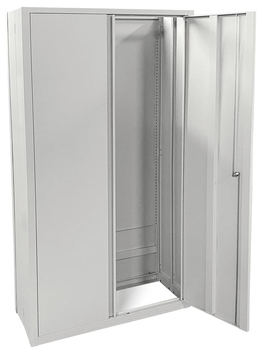 « Une armoire de rangement haute en métal gris, ouverte, avec plusieurs étagères, une porte entrouverte, généralement utilisée pour organiser ou stocker des objets. »