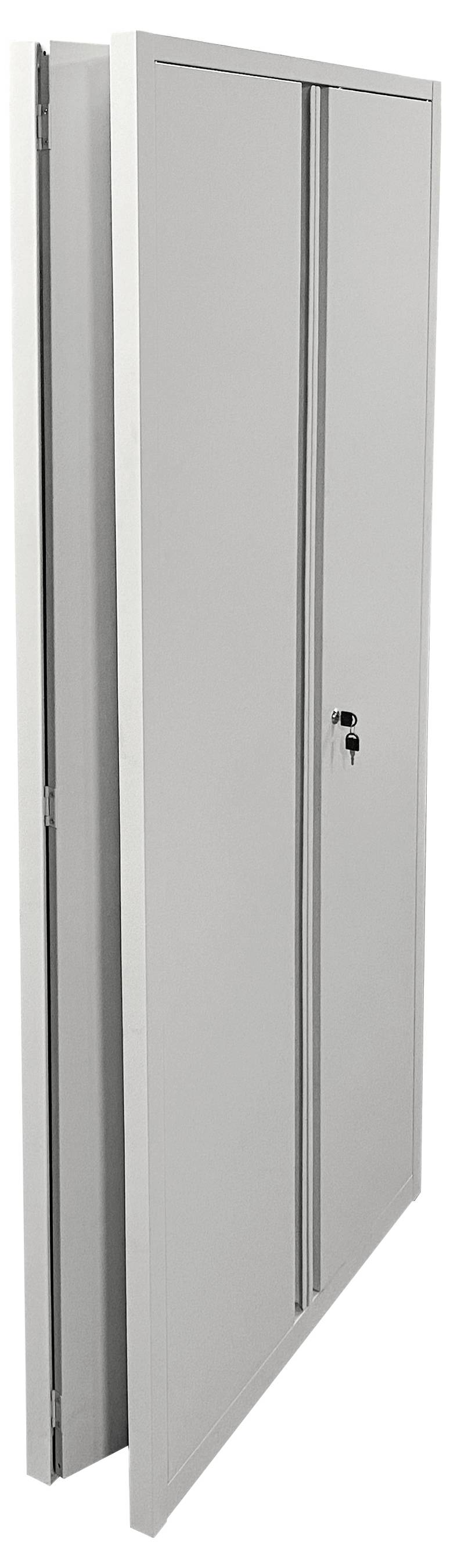 Une armoire métallique grise fermée, avec un verrou sur la porte de droite, conçue pour un stockage sécurisé.