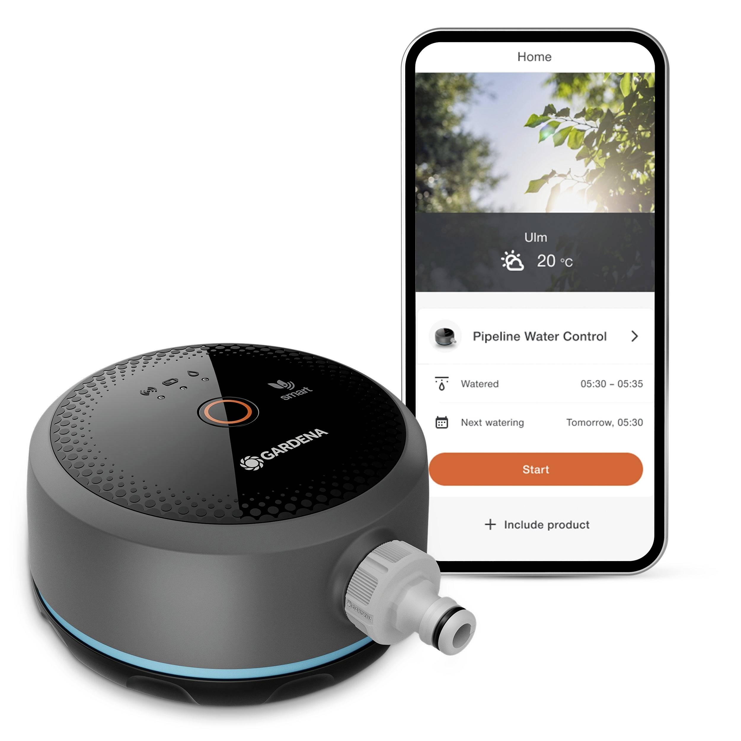 Un dispositif intelligent de contrôle de l'eau à côté d'un smartphone affichant une interface d'application avec des informations météorologiques et un programme d'arrosage.