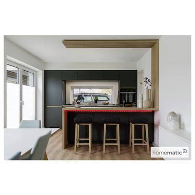 Cuisine moderne avec des armoires foncées, un îlot central pourvu de tabourets, et une grande vue sur fenêtre. Design élégant et minimaliste.