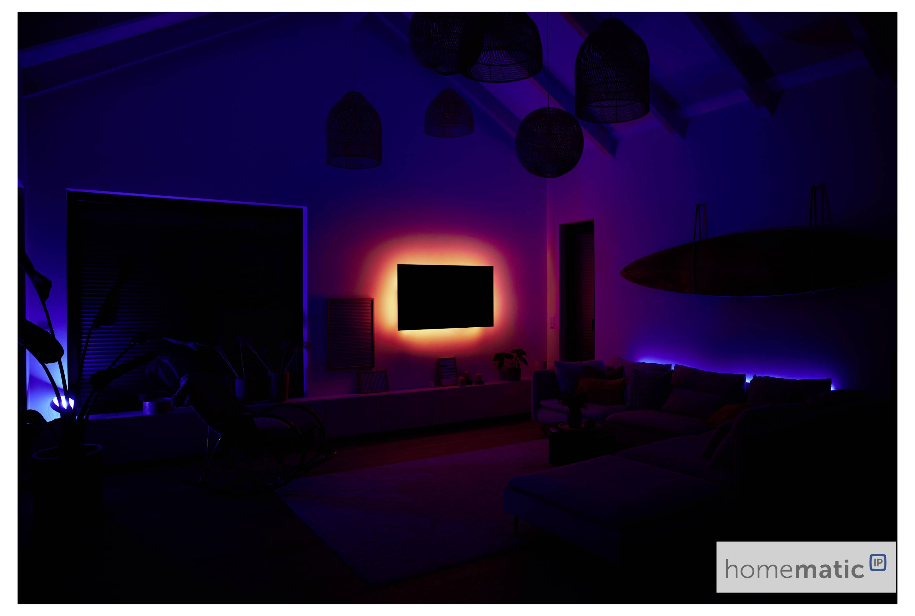 Un salon sombre illuminé par un éclairage d'ambiance mauve et orange. Une télévision sur le mur brille en orange, créant une atmosphère chaleureuse.
