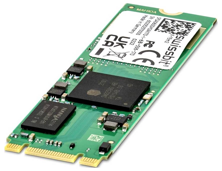 Un SSD NVMe M.2 vert avec des puces noires, divers composants et des marquages de certification pour une utilisation dans des appareils électroniques.