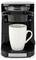 Un cafetière noire avec une tasse blanche posée sur le plateau égouttoir.