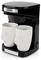 Un cafetière noire avec deux tasses blanches placées sous les becs de sortie, prête à préparer du café.