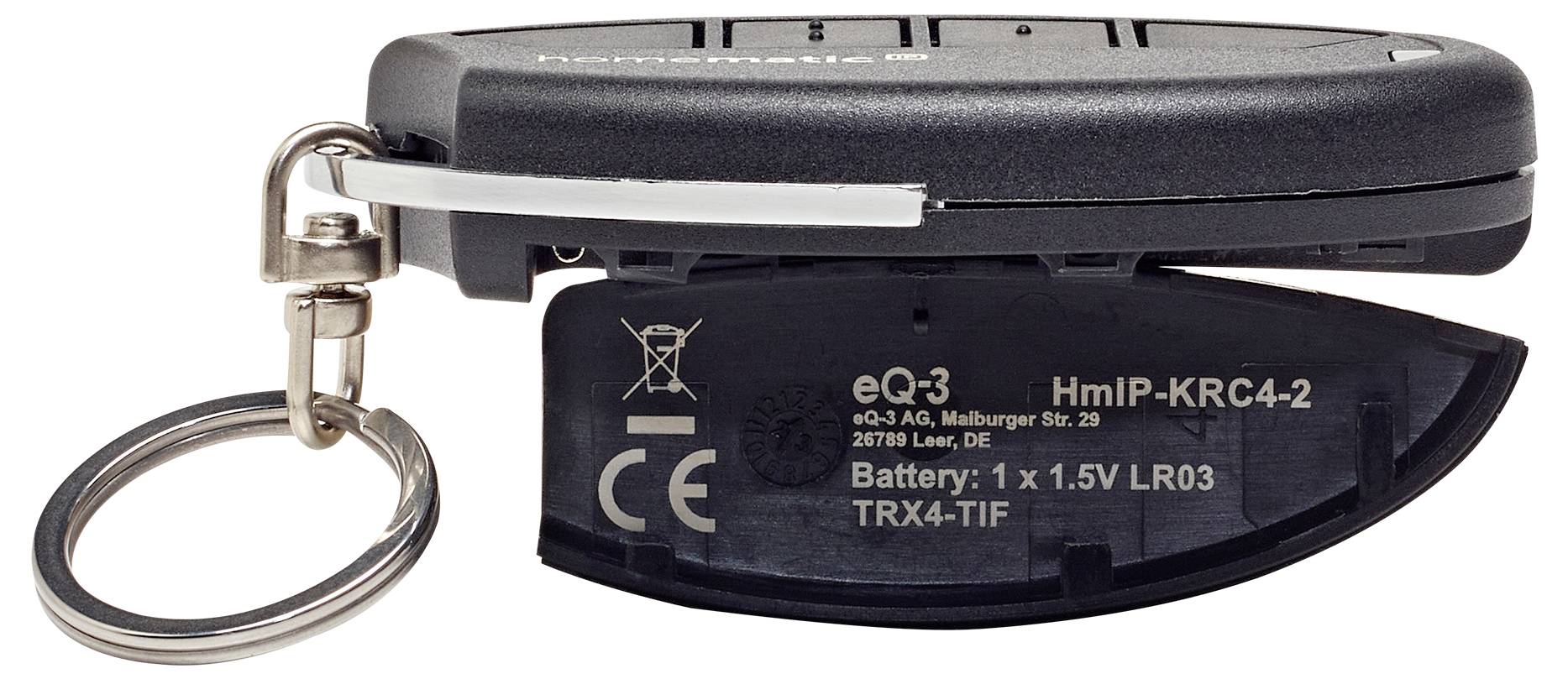 Un dispositif de télécommande avec un porte-clés attaché, montrant son compartiment à piles ouvert avec des étiquettes détaillant les marquages 'eQ-3' et 'CE'.