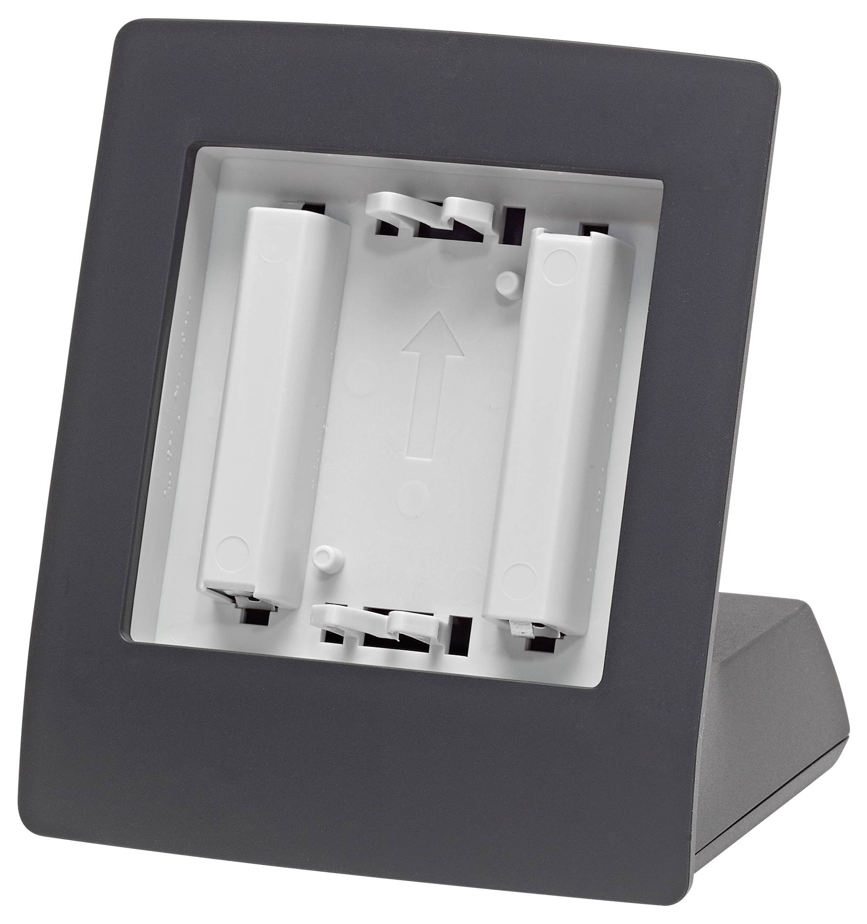 Un compartiment à piles pour deux piles AA, placé sur un support sombre. Une flèche sur le compartiment indique le sens de placement des piles.