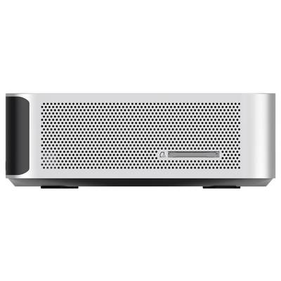 Un ordinateur de bureau argenté doté d'un panneau avant perforé et d'un bouton d'alimentation, présentant un design minimaliste.