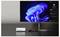 Un écran d'ordinateur affiche un design abstrait bleu, avec un mini PC de bureau connecté par câble, montrant une interface de l'application Copilot d'intelligence artificielle.