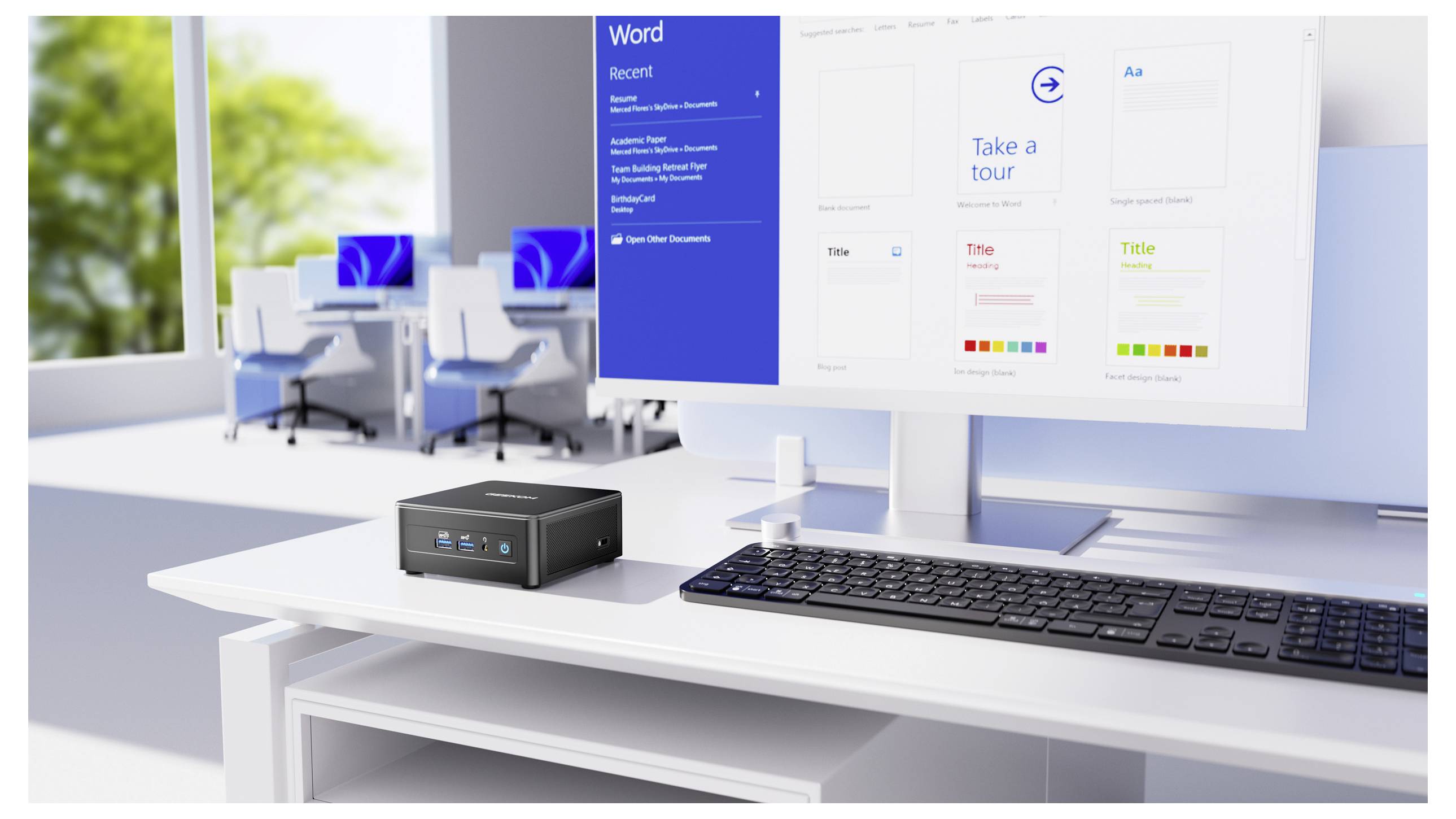 Un bureau moderne avec une configuration de poste de travail comprend un écran affichant un écran de visite logicielle, un clavier et un PC compact sur un bureau blanc.