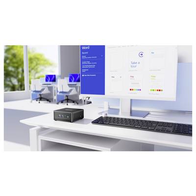 Un bureau moderne avec une configuration de poste de travail comprend un écran affichant un écran de visite logicielle, un clavier et un PC compact sur un bureau blanc.